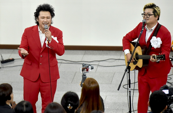  장미여관의 멤버 '강준우와 육중완'이 2일 인천시청 중앙홀에서 게릴라콘서트를 펼치고 있다.
