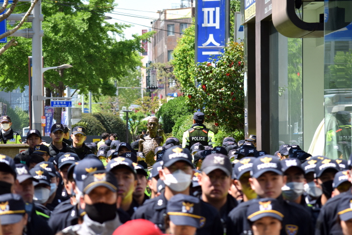 경찰들로 인해 다가서지 못하고 먼 발치에서만 강제징용노동자상을 바라보고 있다.