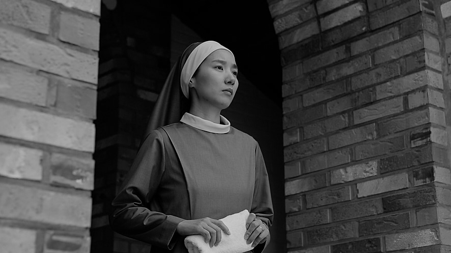  영화 <원죄>에서 종신서원하고 첫 부임지에 도착한 수녀 에스더