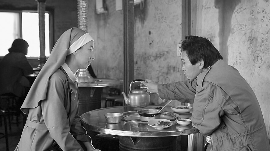  혜정의 복학과 간질병 치료를 허락해달라고 설득하는 에스더 수녀에게 술을 권하는 상문