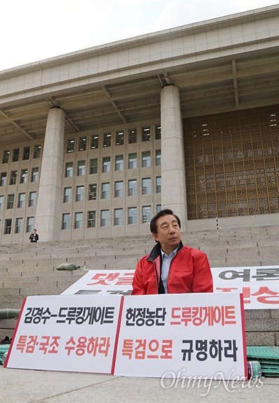 자유한국당 김성태 원내대표는 지난 5월 3일 서울 여의도 국회 천막농성장에서 드루킹 특검 수용을 촉구하며 농성을 했다.