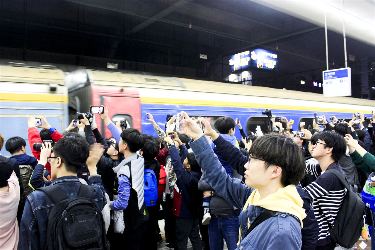 지난 4월 30일 기지로 떠나는 마지막 새마을호 열차를 시민들이 배웅하고 있다.