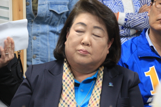 김영숙 후보가 지난 1일 민주당 경주당원 모임에서 참석자들의 발언을 듣고 있다.