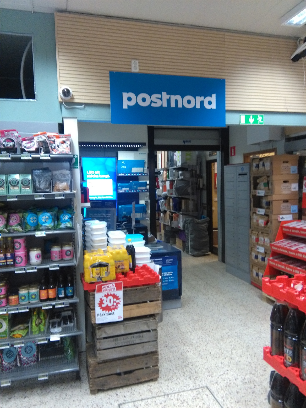 수퍼마켓 안으로 들어오면 Postnord 로고가 있는 우편물 취급소가 보입니다. 