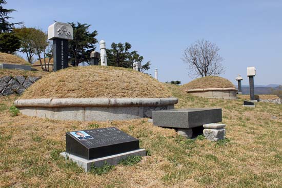 최태만 지사와 김홍준 지사의 묘소가 좌우로 나란히 조성되어 있다.
