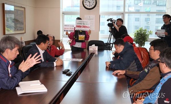 적폐청산·사회대개혁 부산운동본부 강제징용노동자상 건립특위는 4일 오전 부산 동구청을 찾아 지난 1일 일제강제징용노동자상 건립 저지 과정에 대한 구청의 사과를 요구했다. 