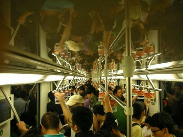 지하철 타는 사람들.
