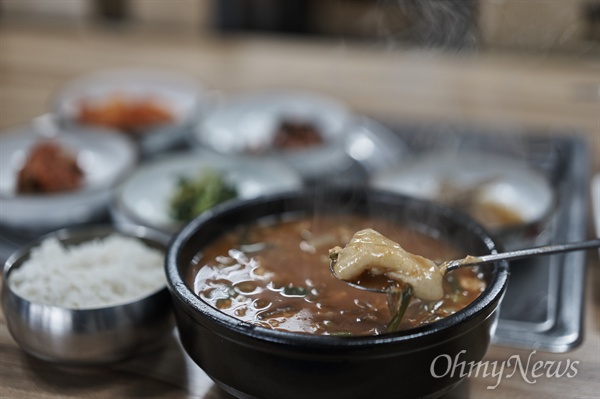 섭국과 꾹저구탕(뚜거리탕)은 국거리 차이가 있어 맛은 다르지만, 육수에 고추장을 풀어 끓여낸 모양새는 같았다.