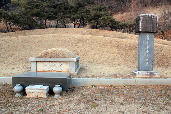 경북 문경 '박열 기념관' 경내 왼쪽에 조성되어 있는 박열 지사의 부인 가네코 여사의 묘소