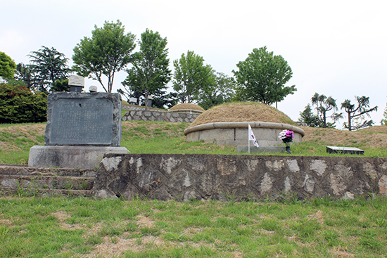 2018년 5월 1일 신암선열공원이 국립묘지로 승격되던 날의 김용규 지사 묘소. 태극기와 꽃이 묘소 앞에 꽂혀 있는 점이 여느 날과 다르다.