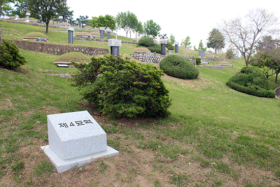 정명준 지사와 김용규 지사의 묘소 등이 있는 제4 묘역 전경