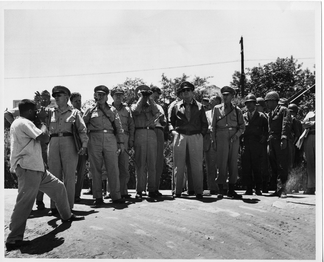  1950. 6. 29. 서울 남쪽 한강 유역 전선을 시찰하는 맥아더 장군.