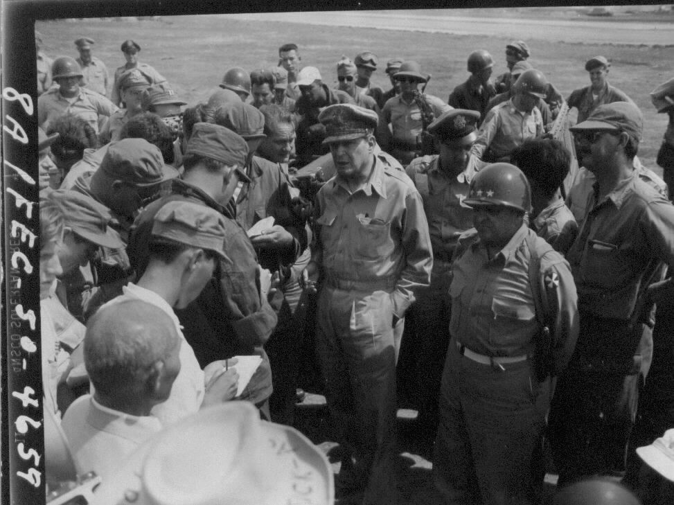 1950. 7. 26. 맥아더 장군의 한국 전선시찰. 오른 편이 워커 장군.
