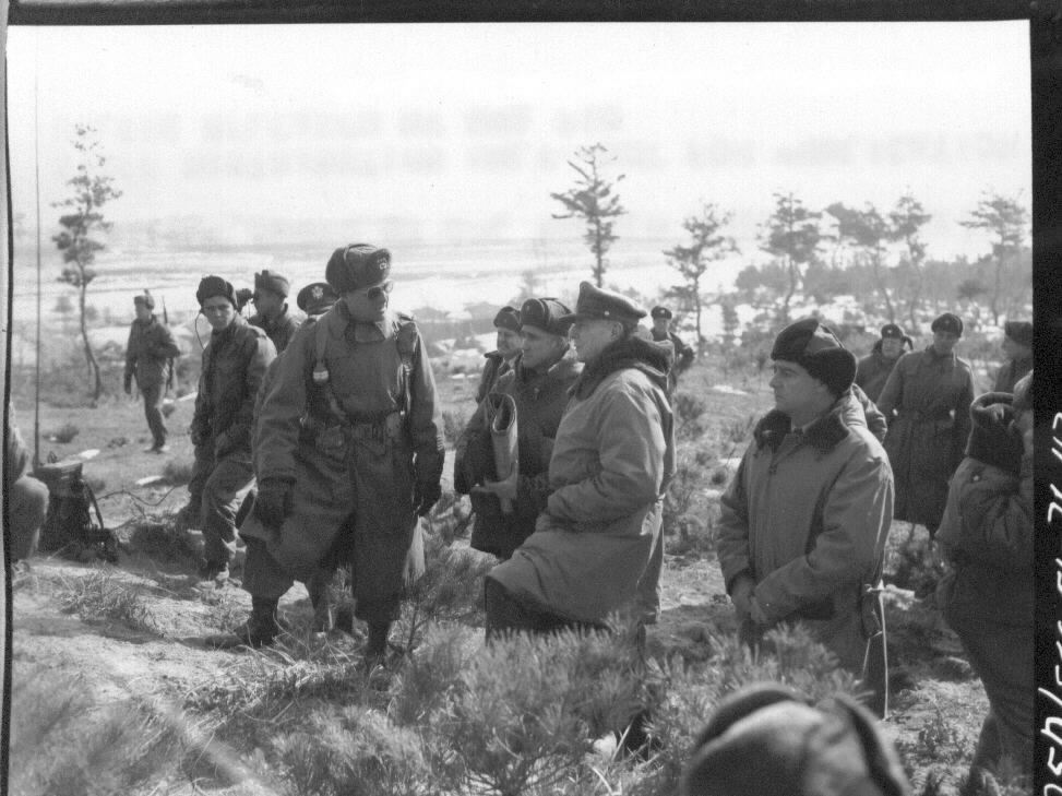 1951. 2. 7. 맥아더 장군이 한국에 날아와  전선을 시찰하고 있다.