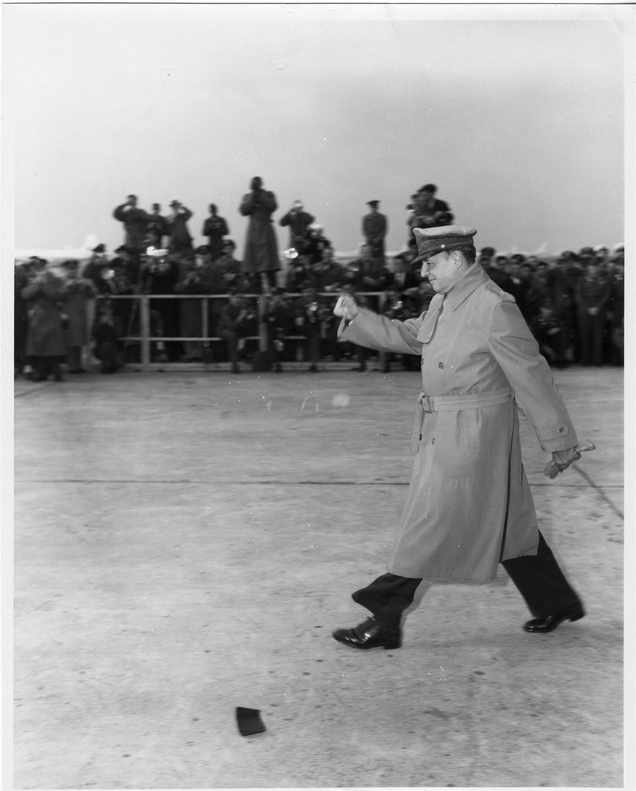 1951. 4. 16. 맥아더가 도쿄 미 극동군 사령부에서 퇴역 기념식을 마치고 고향으로 돌아가는 비행기를 타려고 하네다 공항 활주로를 힘차게 걷고 있다.