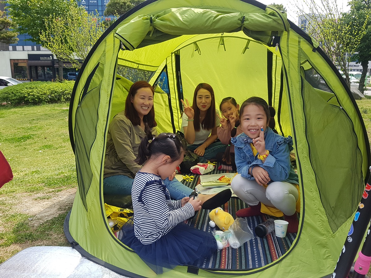 서산 어린이날 큰잔치가 열린 서산 호수공원을 찾은 가족들이 공원 한편에 텐트를 설치하고 음식을 나눠먹고 있다.