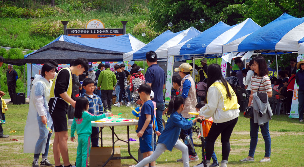 공주시민단체가 운영하는 어린이날 행사장 모든 체험은 무료로 운영되고 있다.
