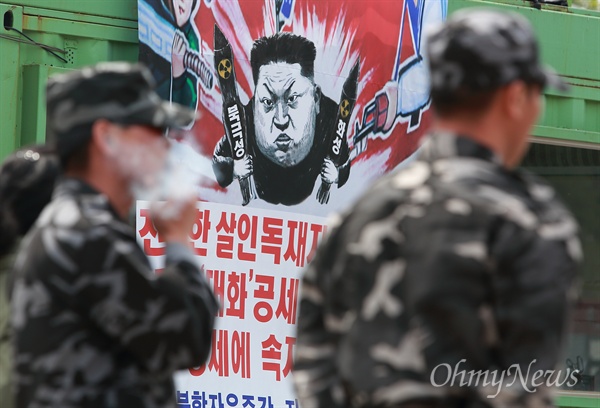 지난 2018년 5월 5일 자유북한운동연합 대표와 탈북자단체 회원들이 경기도 파주 오두산통일전망대 주차장에서 대북전단 살포 기자회견을 연 가운데, 군복을 입은 탈북자들이 기자회견을 지켜보고 있다.