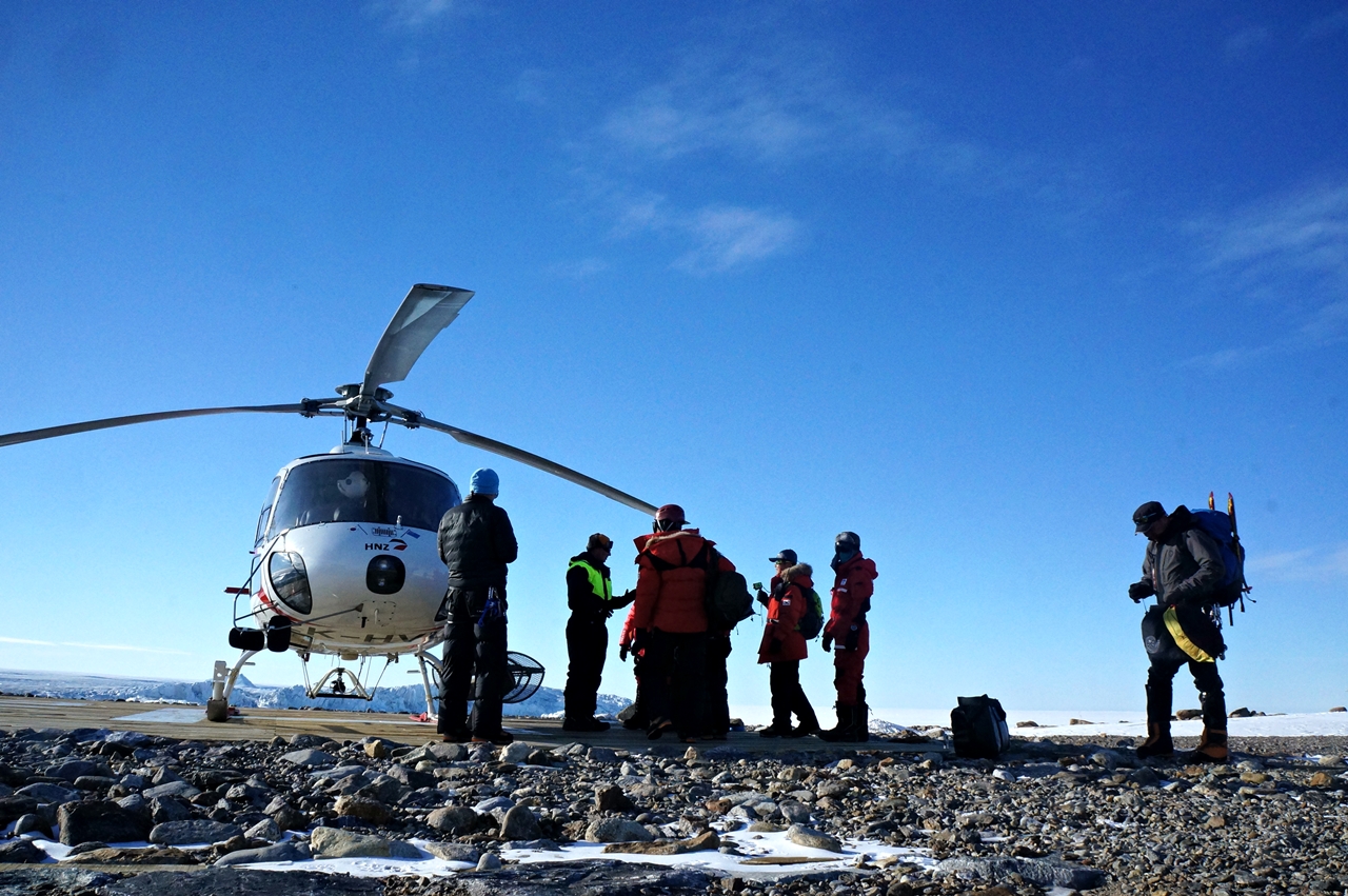 탐사 대원들 내륙 탐사를 위해 출동하는 대원들, 헬기 탑승 전 안전교육을 받고 있다
