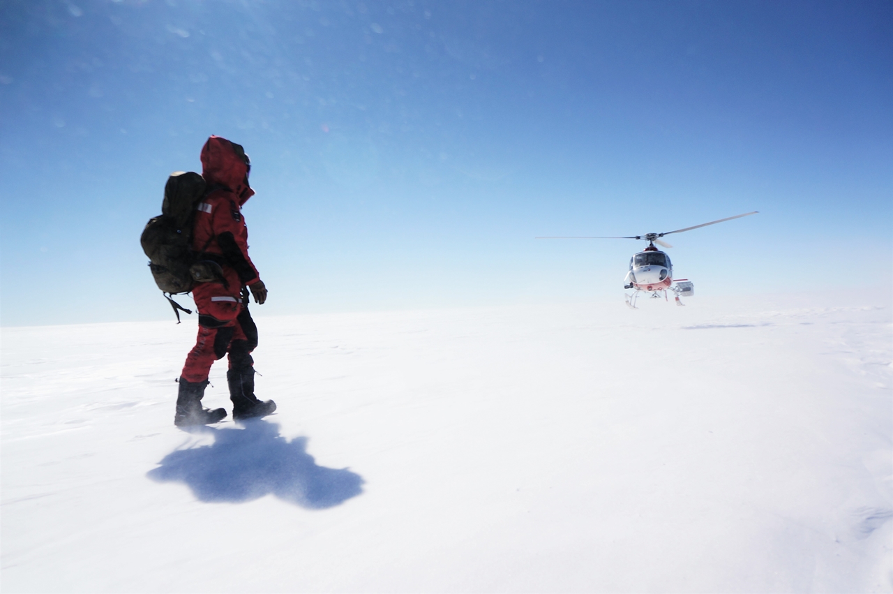 운석 탐사 대원들을 수송하기 위해 빙원에 헬기가 안착하고 있다