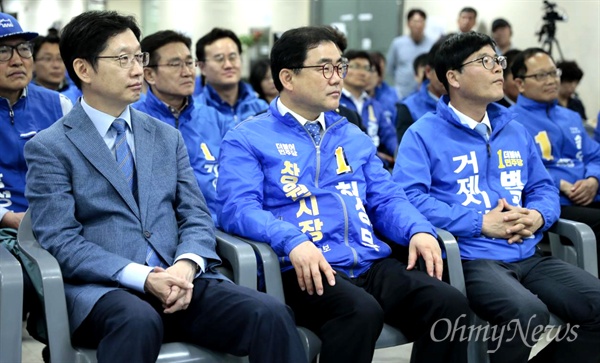  6일 저녁 더불어민주당 김경수 경남지사 후보 사무소에서 열린 '성평등 교육'에 김경수 후보와 허성무 창원시장 후보, 변광용 거제시장 후보 등이 참석해 함께 하고 있다.