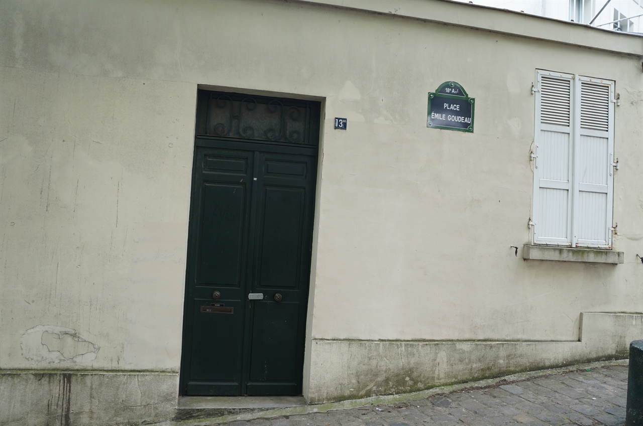 피카소의 아틀리에가 있던 라비냥로 13번지는 존재하지 않고, 실제 있는것은 에밀구도광장(Place Emile Goudeau) 13번지였다.
