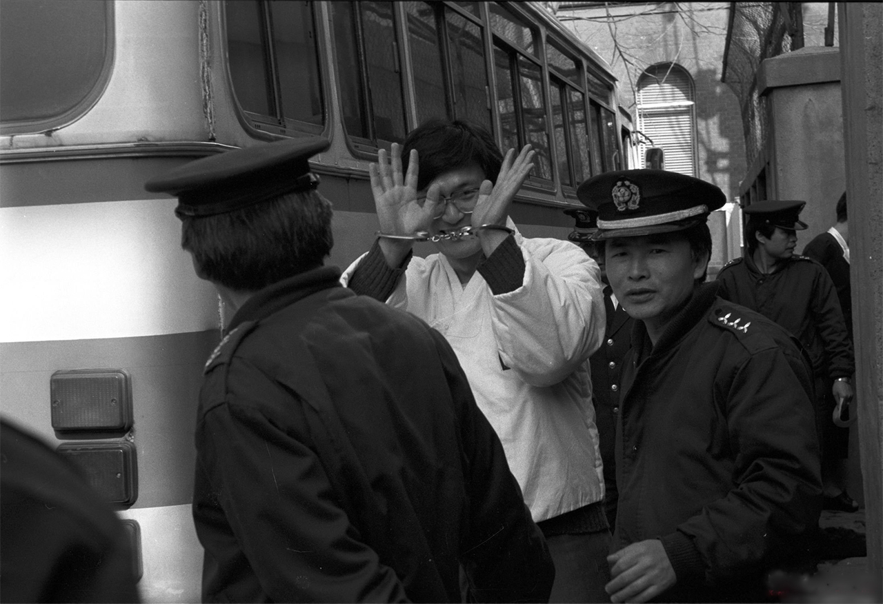 구로구청 사건으로 구속된 김병곤이 1988년 4월 28일 항소심 재판정에 들어가는 모습