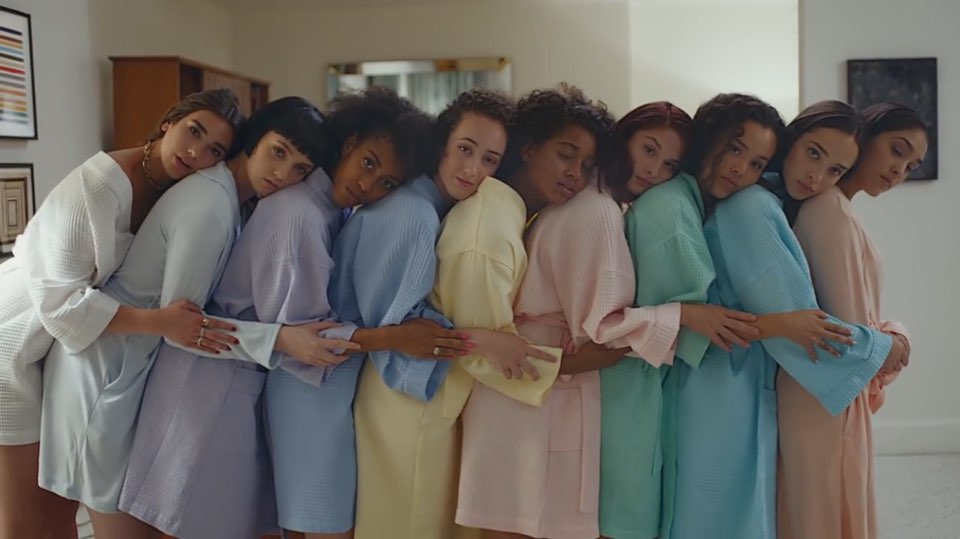  두아 리파의 'New Rules' 뮤직비디오 중 한 장면