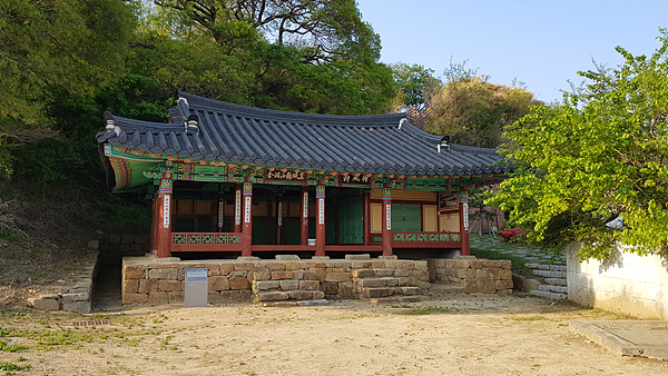 울진 구산리 '대풍헌'은 조선시대 구산포에서 울릉도와 독도로 가던 수토사들이 머물며 '바람을 기다리는 곳'이라는 의미의 건물이다.  