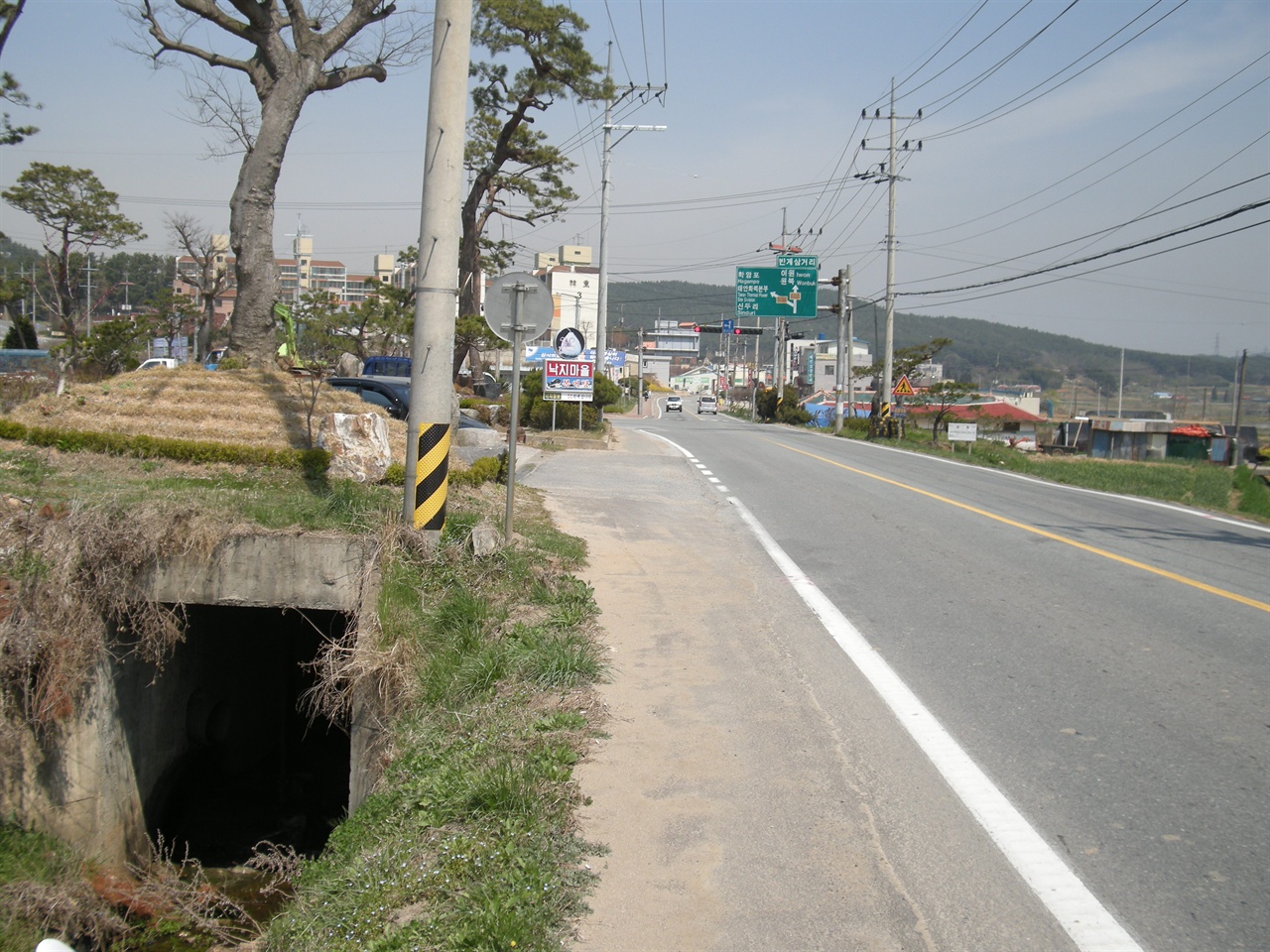 한 여인이 학살되었던 학살지(사진 아래 왼쪽)