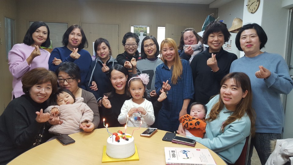 다문화센터를 찾아 한국생활과 한국말을 배우는 다문화 가정 아내들 