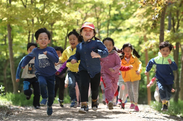어린이날을 하루 앞둔 4일 오후 세종시 원수산 파랑새유아숲체험원에서 어린이들이 숲길을 달리고 있다.