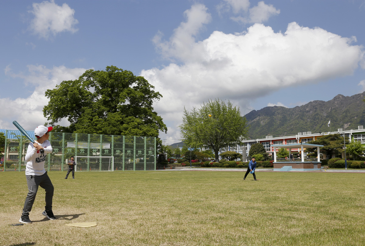 오전 중간 쉬는 시간 30분을 이용해 운동장에 나온 남학생들이 야구놀이를 즐기고 있다. 600살 된 느티나무가 학생들을 듬직하게 지키고 서 있다.