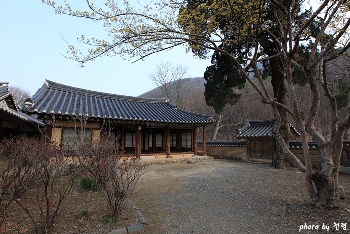 아버지 이번은 옥산을 휴식과 수양의 공간으로 삼았고, 아들 회재는 강학과 저술의 공간으로 삼았다. 