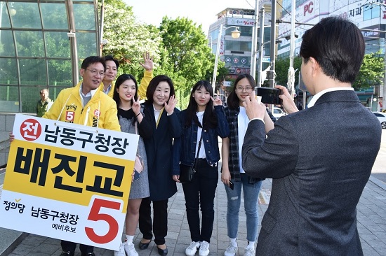 배진교 정의당 배진교 전 남동구청장(사진 왼쪽끝)과 심상정 국회의원(왼쪽 네번째)이 4일 아침 동암역 출근길 지지호소 인사 때 사진 촬영을 부탁하는 시민들과 함께 사진을 찍는 모습.