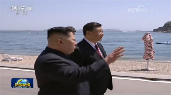 김정은 북한 국무위원장과 시진핑 중국 주석이 중국 다롄의 휴양지 방추이다오(棒槌島) 해안가를 거닐며 대화를 나누고 있다. 