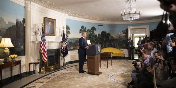 트럼프 대통령은 8일 백악관에서 이란 핵협정 탈퇴를 공식선언했다. 이 자리에서 폼페이오 국무부장관의 두 번째 북한 방문과 북미정상회담 준비 내용에 대해서 언급했다. 