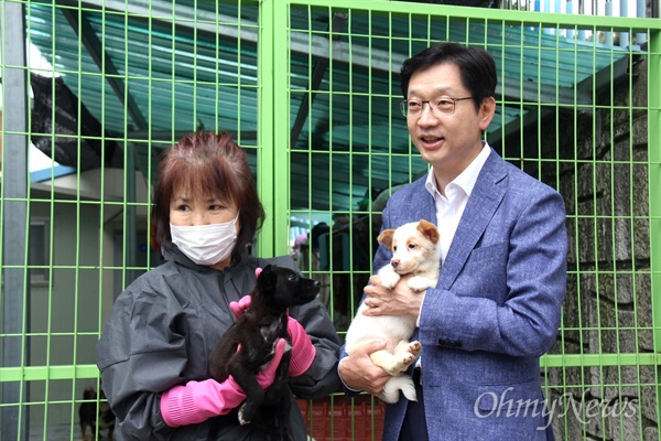  더불어민주당 김경수 경남지사 후보가 9일 오전 창원유기동물보호소를 찾아 유기견을 안아보고 있다.