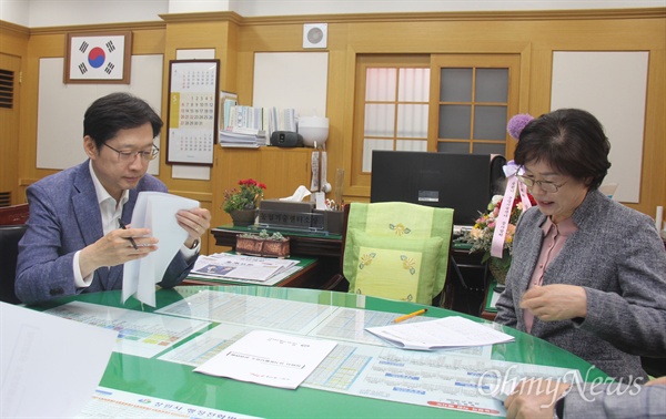  더불어민주당 김경수 경남지사 후보가 9일 오전 창원유기동물보호소를 찾아 박봉련 창원시농업기술센터 소장과 이야기를 나누고 있다.