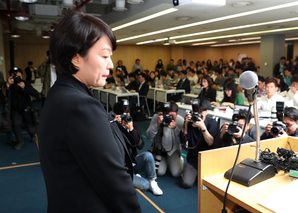  (서울=연합뉴스) 윤동진 기자 = 9일 오전 서울 강남구 네이버 파트너스퀘어에서 열린 '네이버 뉴스 및 뉴스 댓글 서비스 관련 기자간담회'에서 한성숙 네이버 대표가 개선안 대책을 발표 후 굳은 표정을 짓고 있다. 2018.5.9