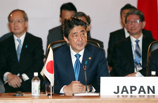 아베 신조 일본 총리가 9일 오전 일본 도쿄 영빈관 '하고로모노마'에서 열린 제7차 한·일·중 정상회의에서 발언하고 있다.
