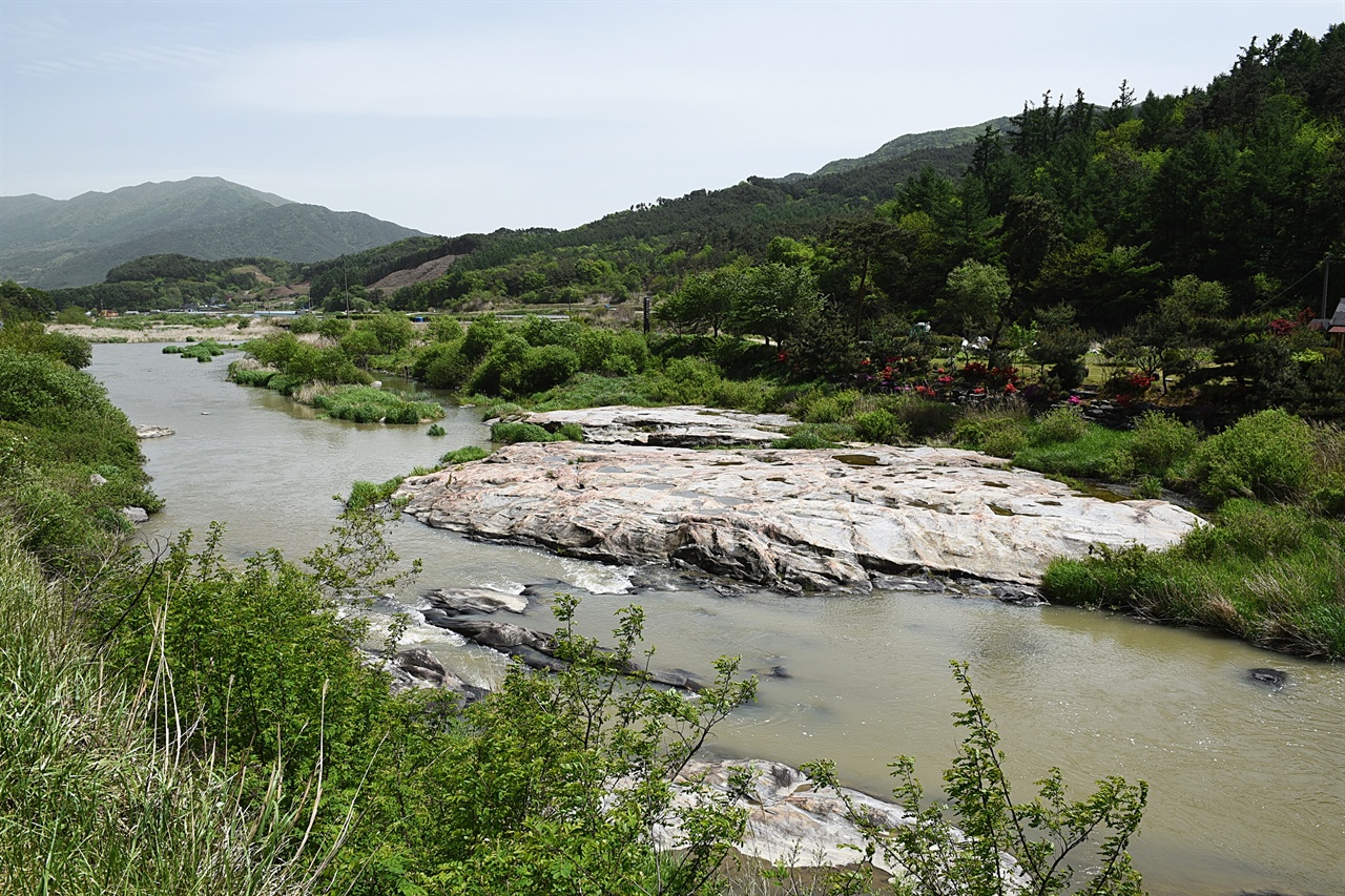 운봉에서 인월로 흘러드는 람천변에 있다. 24번 국도를 타고 가면서도 볼 수 있다. 