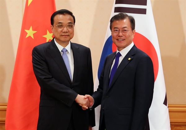 문재인 대통령과 리커창 중국 국무원 총리가 9일 오후 일본 도쿄 데이코쿠(帝國) 호텔에서 열린 한·중 정상회담에서 악수하고 있다.