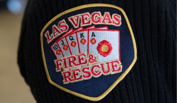 한 라스베이거스 소방관이 어깨에 착용한 패치. 지역 특징을 잘 나타낸 포커 게임용 카드를 그려 넣어 재치 있는 아이디어로 표현했다. (사진: 라스베이거스 소방서)