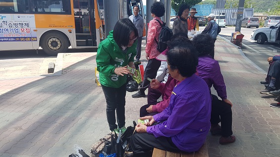 정영희 녹색당 홍성군의원 후보가 충남 홍성군 광천읍 버스터미널에서 유권자들에게 지지를 호소하고 있다. 