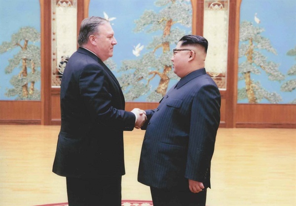 지난 3월 31일 ∼ 4월 1일 북한을 방문한 마이크 폼페이오 미국 국무부 장관과 김정은 북한 국무위원장이 악수를 하고 있다. [백악관 제공=연합뉴스] 