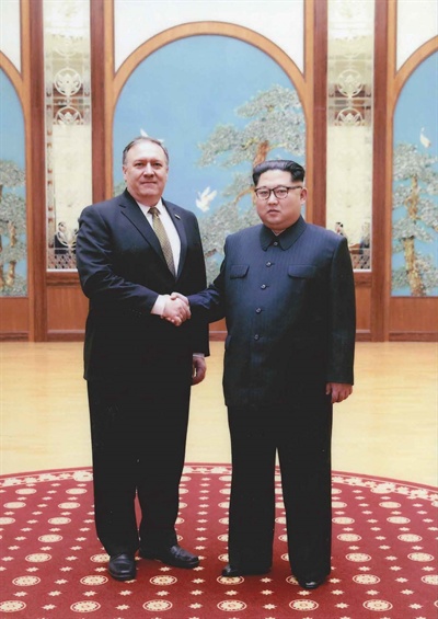 지난 3월 31일 ∼ 4월 1일 북한을 방문한 마이크 폼페이오 미국 국무부 장관과 김정은 북한 국무위원장이 악수를 하고 있다. 2018.4.27 [백악관 제공=연합뉴스]