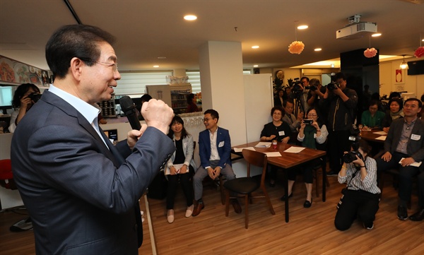  박원순 서울시장이 9일 은평구 루덴스키친에서 '서울시 50플러스 인생학교' 수료생들을 만나고 있다.