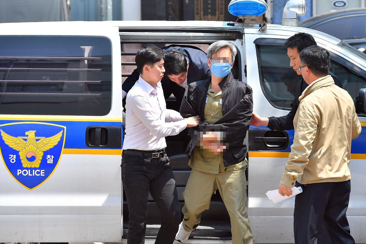 대선 전후 댓글여론 조작 의혹을 받고 있는 '드루킹' 김모(49·구속수감중)가 10일 오후 서울 중랑구 지능범죄수사대에 압송돼 조사실로 향하고 있다. 2018.05.10