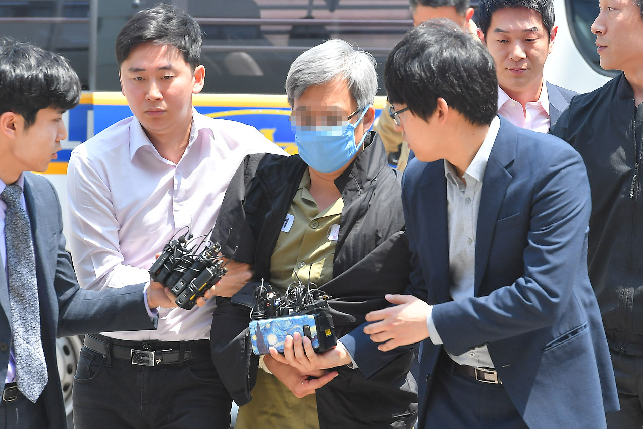 대선 전후 댓글여론 조작 의혹을 받고 있는 '드루킹' 김모(49·구속수감중)가 10일 오후 서울 중랑구 지능범죄수사대에 압송돼 조사실로 향하던 중 취재진의 질문을 받고 있다. 2018.05.10